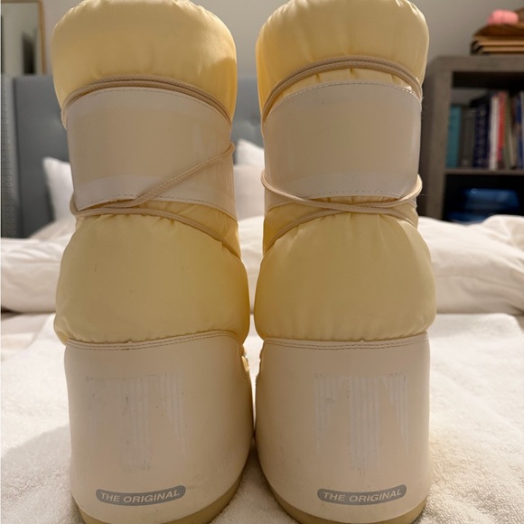 Moon Boot Women's Beige and Cream Winter Boots - Picture 6 of 8